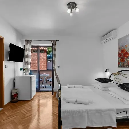 Gaestezimmer Fuer Zwei Erwachsene Und Ein Kind Mit Balkon Ohne Meerblickb Apartment