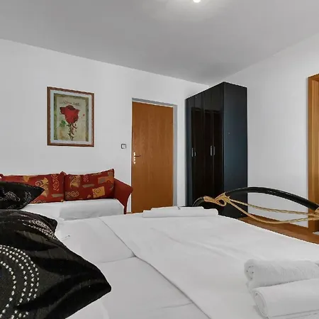 Gaestezimmer Fuer Zwei Erwachsene Und Ein Kind Mit Balkon Ohne Meerblickb Apartment Duce