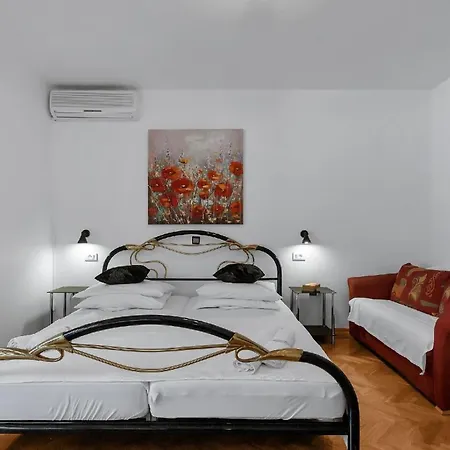 Gaestezimmer Fuer Zwei Erwachsene Und Ein Kind Mit Balkon Ohne Meerblickb Apartment Duce