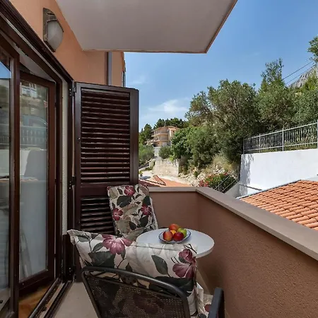 Gaestezimmer Fuer Zwei Erwachsene Und Ein Kind Mit Balkon Ohne Meerblickb Apartment