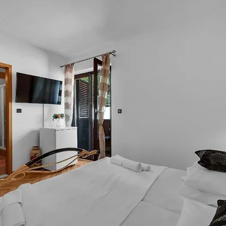 Gaestezimmer Fuer Zwei Erwachsene Und Ein Kind Mit Balkon Ohne Meerblickb Apartament Duće