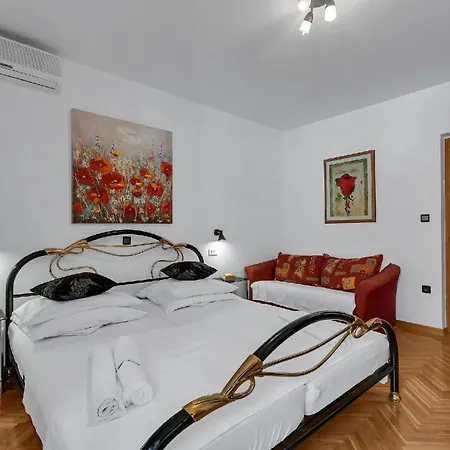 Gaestezimmer Fuer Zwei Erwachsene Und Ein Kind Mit Balkon Ohne Meerblickb Apartament *