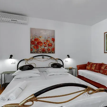 Gaestezimmer Fuer Zwei Erwachsene Und Ein Kind Mit Balkon Ohne Meerblickb